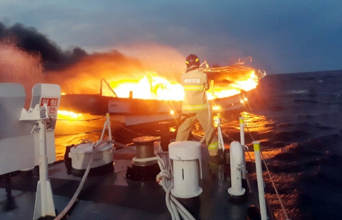 화재 선박 진화하는 해양경찰. [울산해경 제공]